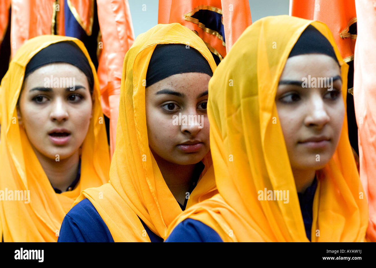 Les jeunes femmes dans le temple Sikh Gurdwara ou lors de fête de Vaisakhi Sri Guru Singh Sabha Hounslow Middlesex Royaume-uni 30 Mars 2008 Banque D'Images
