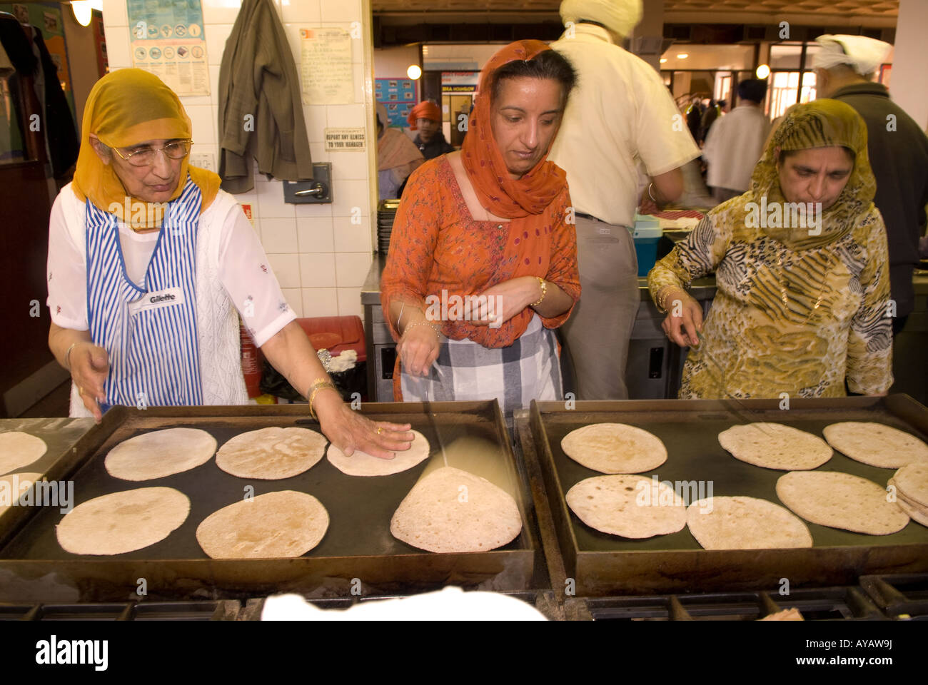 Les femmes sikhes Chapatis préparation dans la cuisine ou Langar Sri Guru Singh Sabha Hounslow Middlesex 30 Mars 2008 Banque D'Images