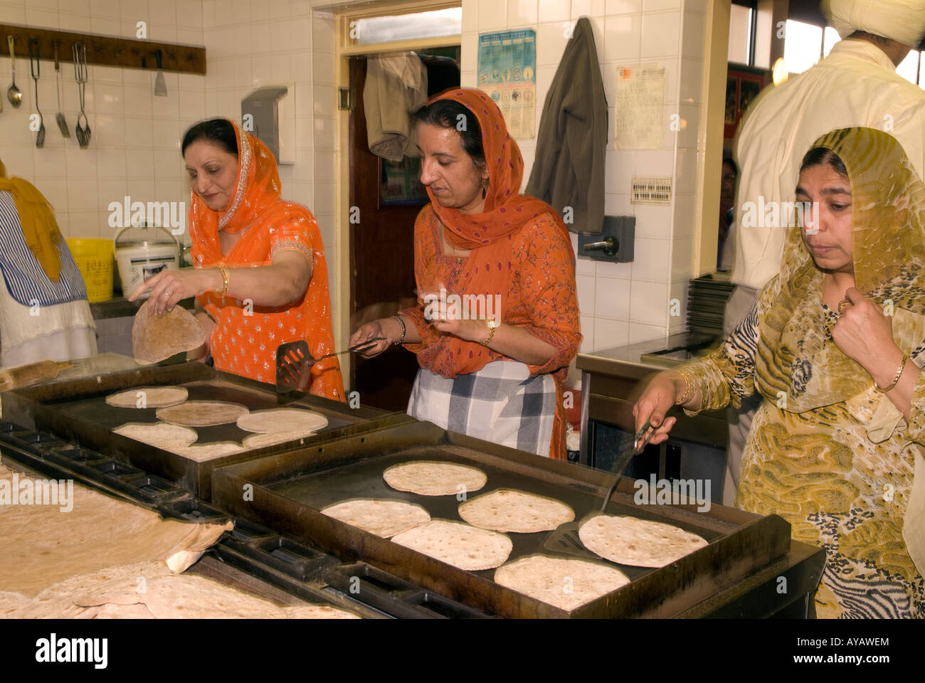 Femmes sikhs préparant Chapatis dans la cuisine ou Langar, Sri Guru Singh Sabha, Hounslow, Middlesex, Royaume-Uni. Banque D'Images