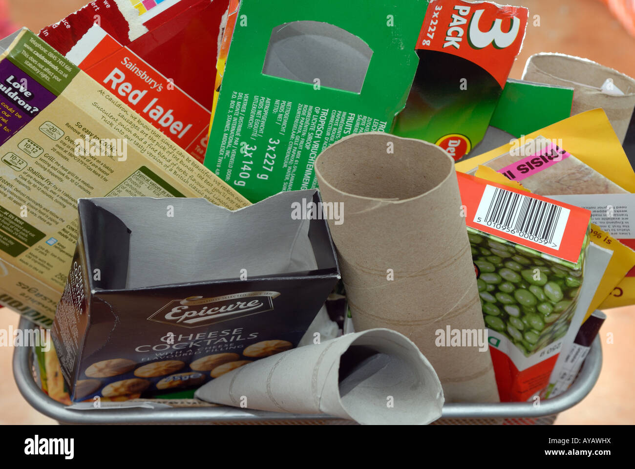 Prêt pour le recyclage du carton du ménage dans un foyer dans le Suffolk, UK. Banque D'Images