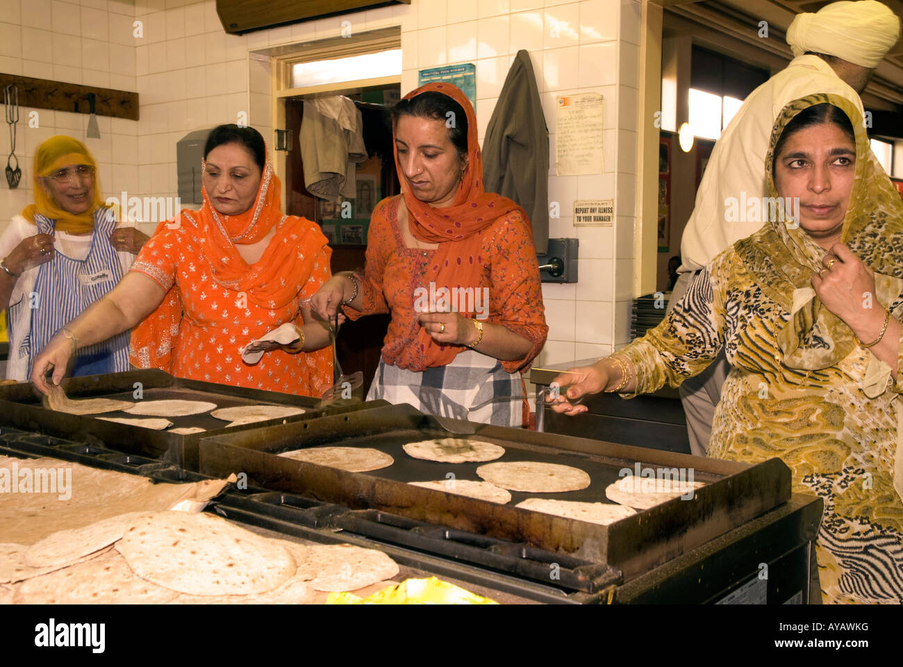 Les femmes sikhes Chapatti préparer dans la cuisine ou Langar Sri Guru Singh Sabha Hounslow Middlesex 30 Mars 2008 Banque D'Images