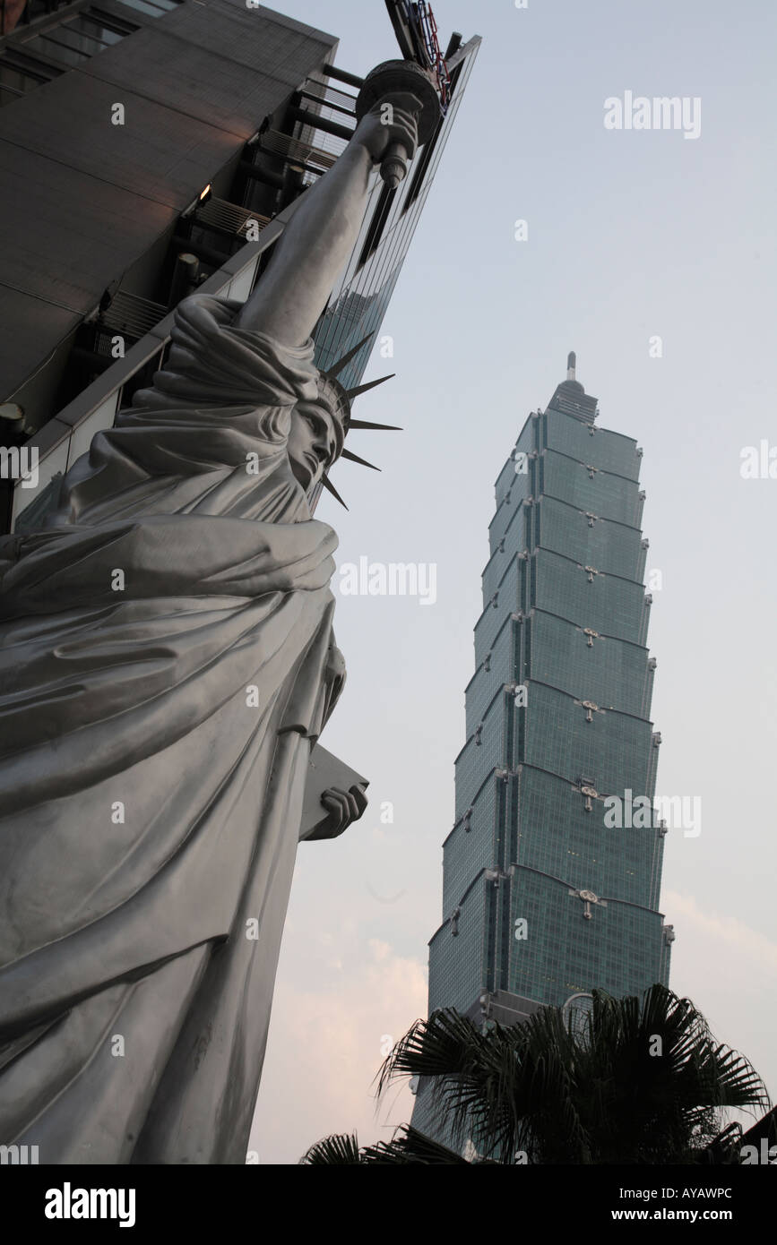 Taipei Taiwan Modèle de Statue de la liberté à l'entrée du centre commercial shopping avec Taipei 101 ci-dessus qui se profile au crépuscule Banque D'Images