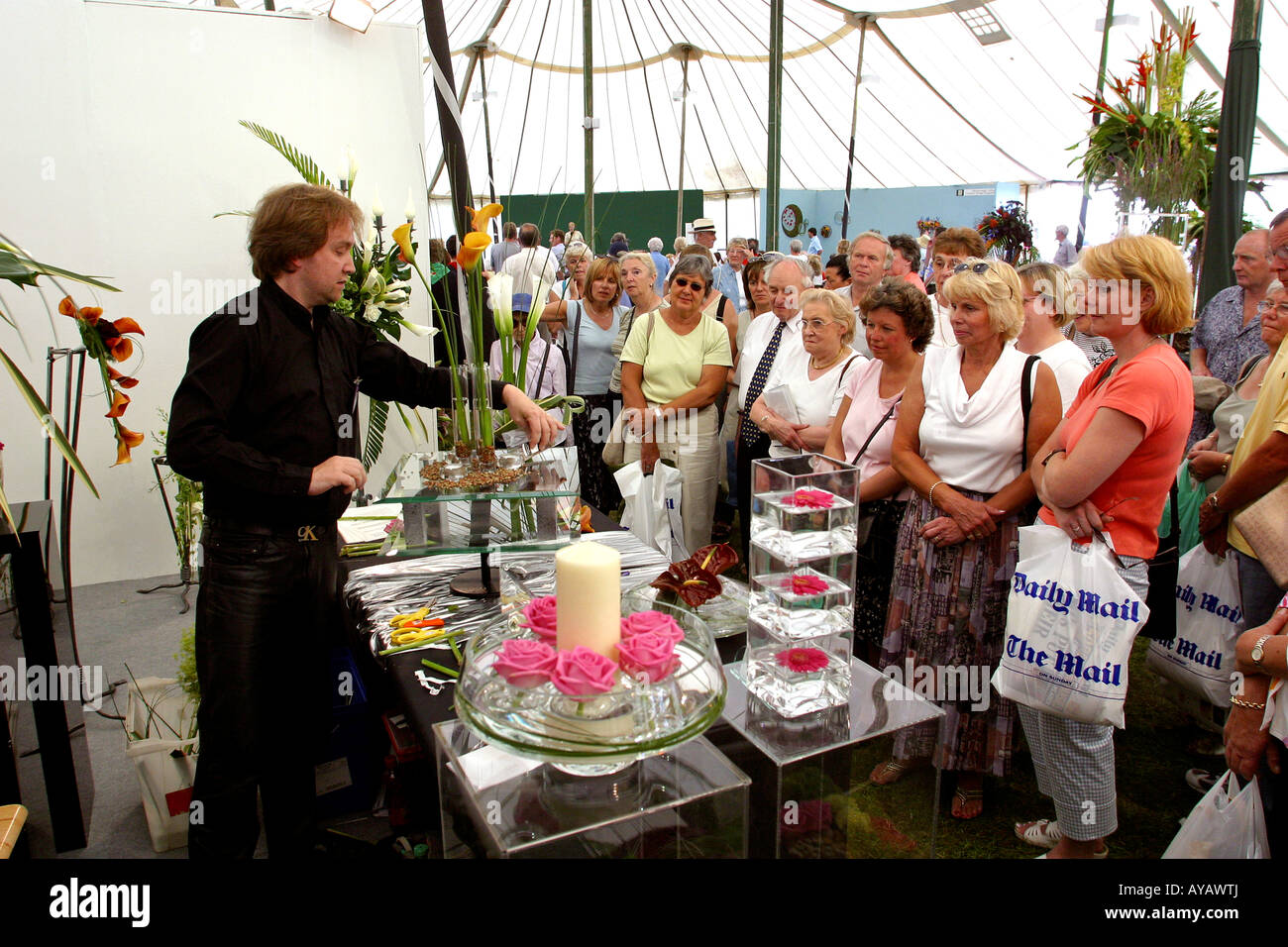 Knutsford Cheshire UK Tatton Hall RHS Flower Show de démonstration de l'arrangement floral par Mark Entwistle de Black Rose Banque D'Images