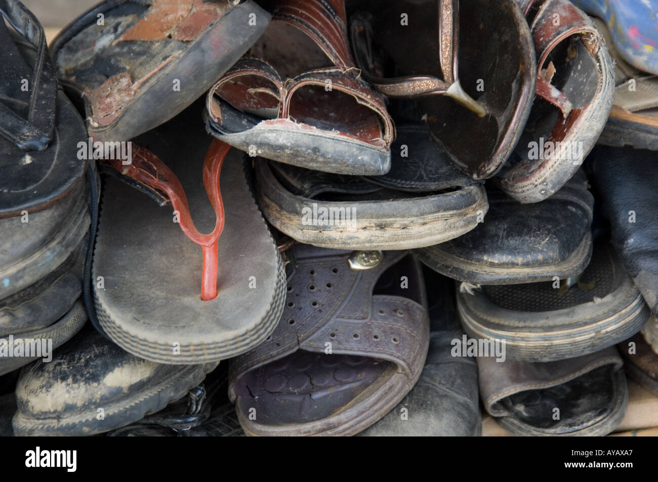 Vieilles chaussures usées Banque de photographies et d'images à haute  résolution - Alamy