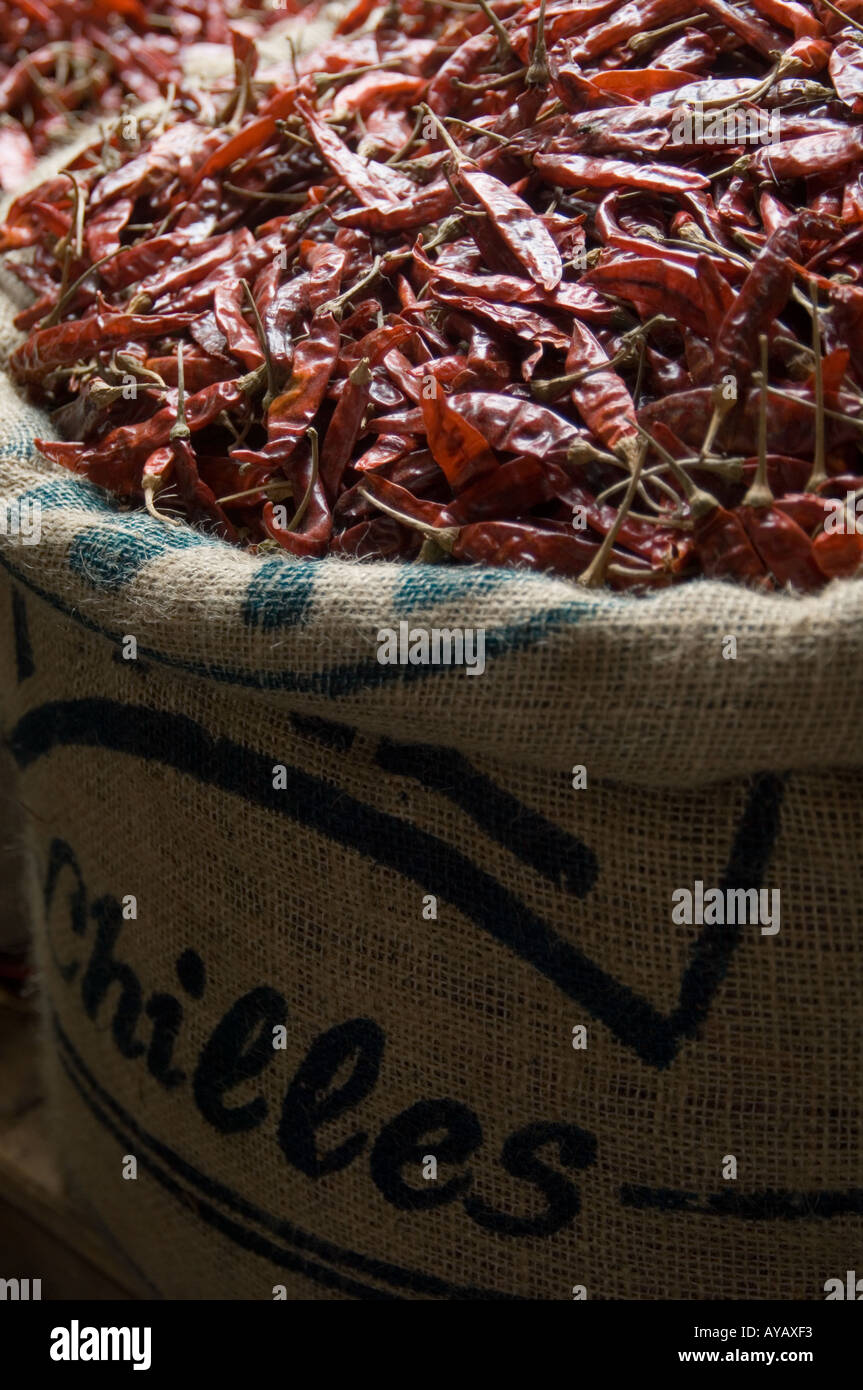 Sac de piments rouges séchés en vente sur le marché de Negombo, près de Colombo, Sri Lanka. Banque D'Images