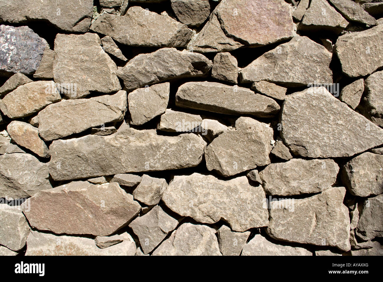 Vieux Mur de pierre faite avec blocs irréguliers. Banque D'Images