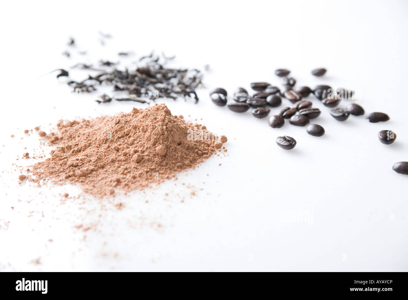 Des tas de grains de café, thé noir en vrac et de poudre de cacao Banque D'Images