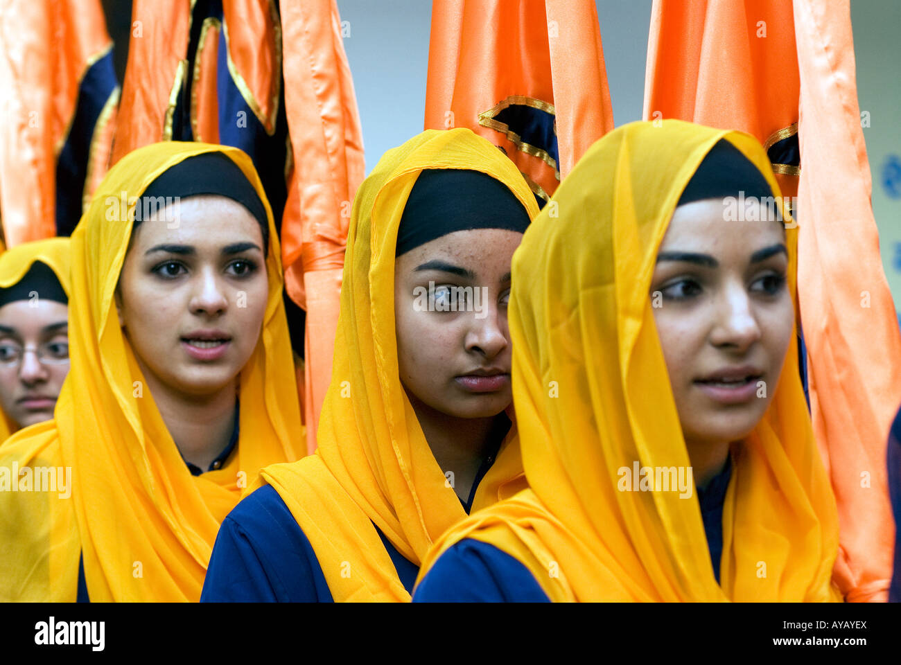 Jeunes femmes sikhes dans le temple ou le gurdwara pendant le festival de Vaisakhi, Sri Guru Singh Sabha, Hounslow, Middlesex, Royaume-Uni. 30 mars 2008 Banque D'Images