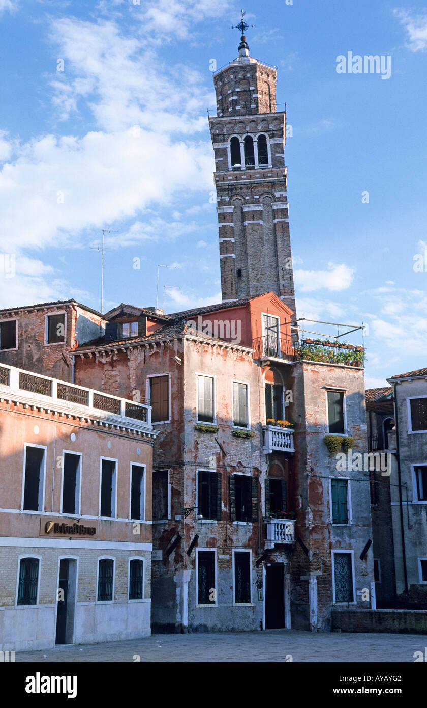 Santo Stefano clocher vue extérieure avec d'autres bâtiments Banque D'Images