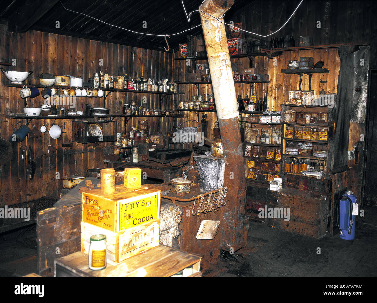 De l'intérieur Le Capitaine Scott hut au Cap Evans l'île de Ross en Antarctique par l'explorateur utilisé sur son expédition de 1911 à 1913 Banque D'Images