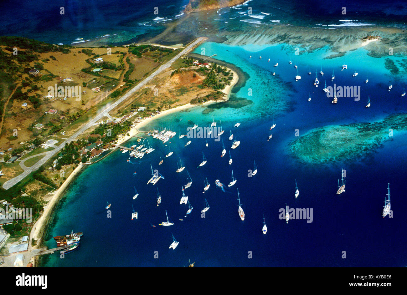 Union Island dans les Tobago Cays Caraïbes c'est le point de transfert pour un grand nombre de yachts à voile vacances avion Banque D'Images