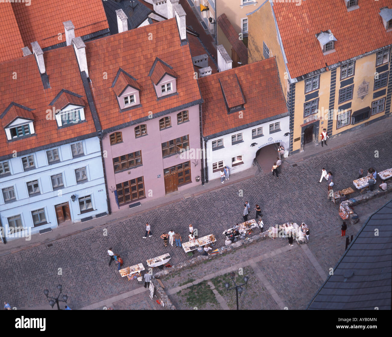 Scène de rue à partir de St.Peter's Church Tower, Vieille Ville, Riga, Lettonie Banque D'Images