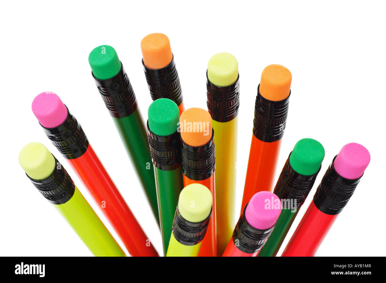 Multi couleurs crayons de couleur d'écriture avec gomme tops sur fond blanc Banque D'Images