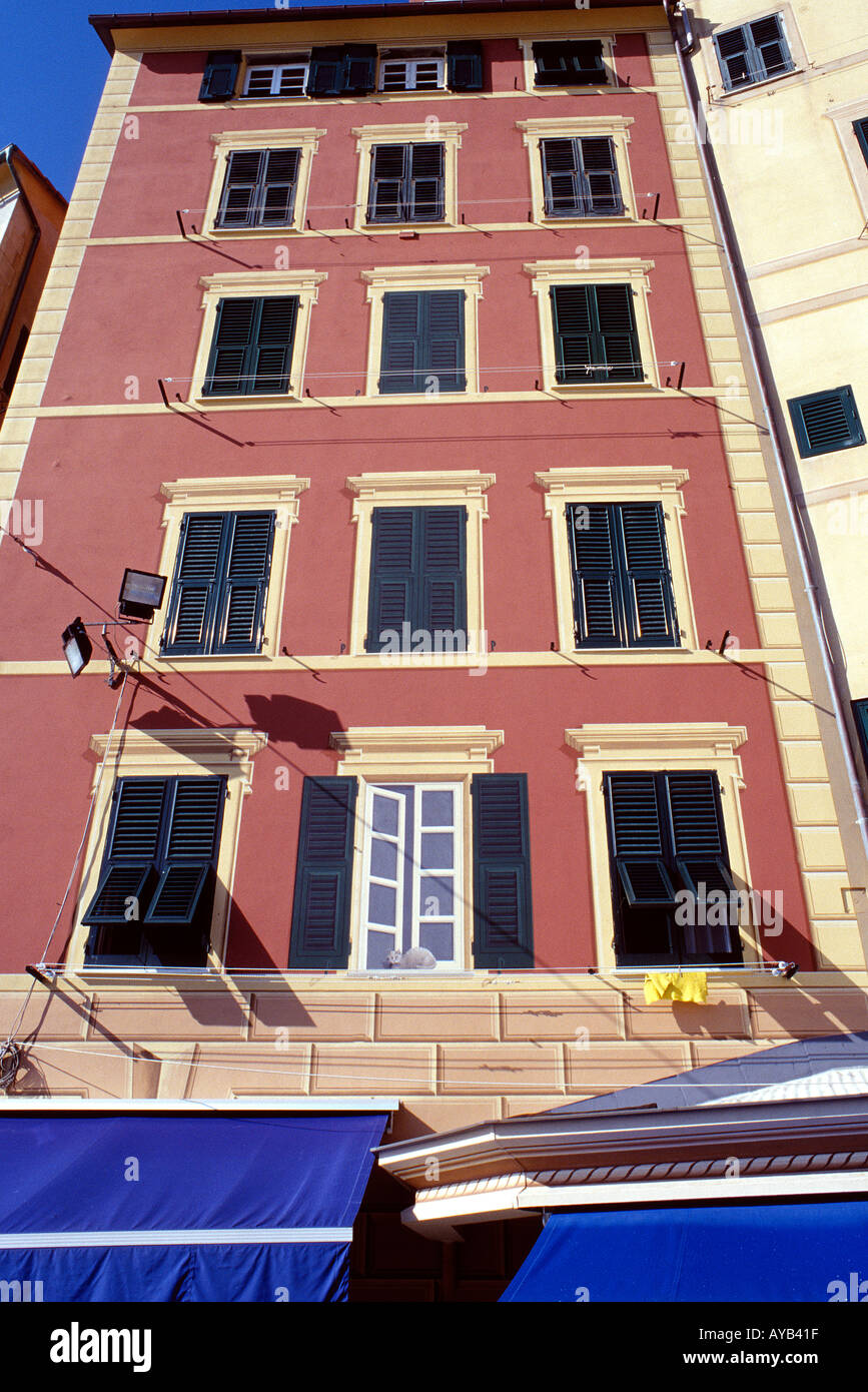 Astuce de l'œil connue sous le nom de Trompe l 'oeil, les fenêtres sont peintes par un artiste sur ce bâtiment à Camogli, Italie. Banque D'Images