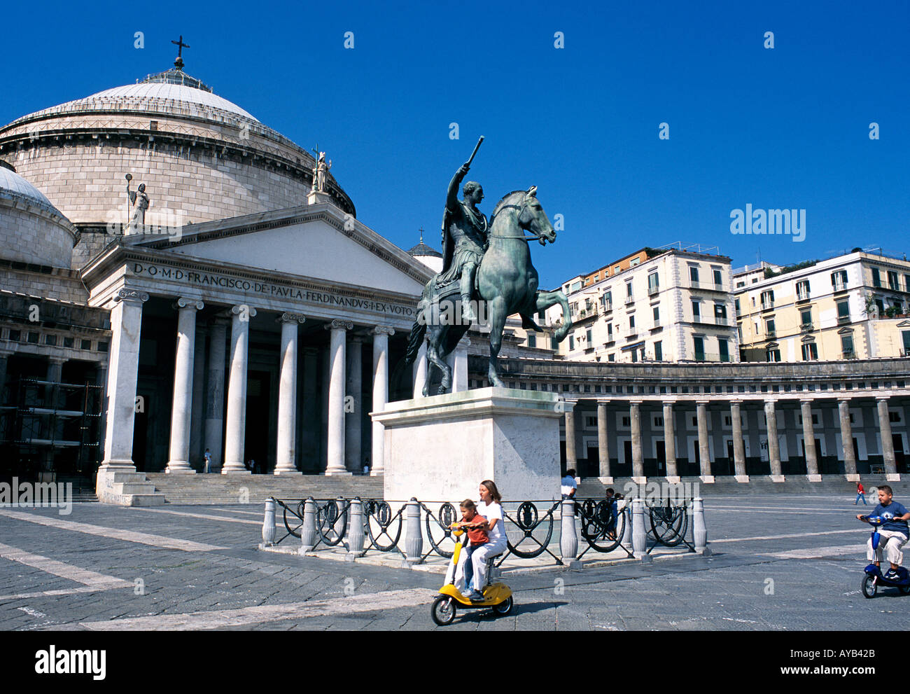 Naples, église San Francesco di Paola dans la Piazza Plebiscito. Italie Banque D'Images