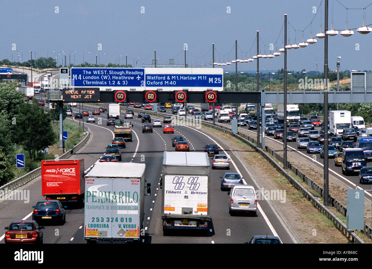 Autoroute M25 occupé avec la circulation à proximité de l'aéroport London Heathrow Banque D'Images