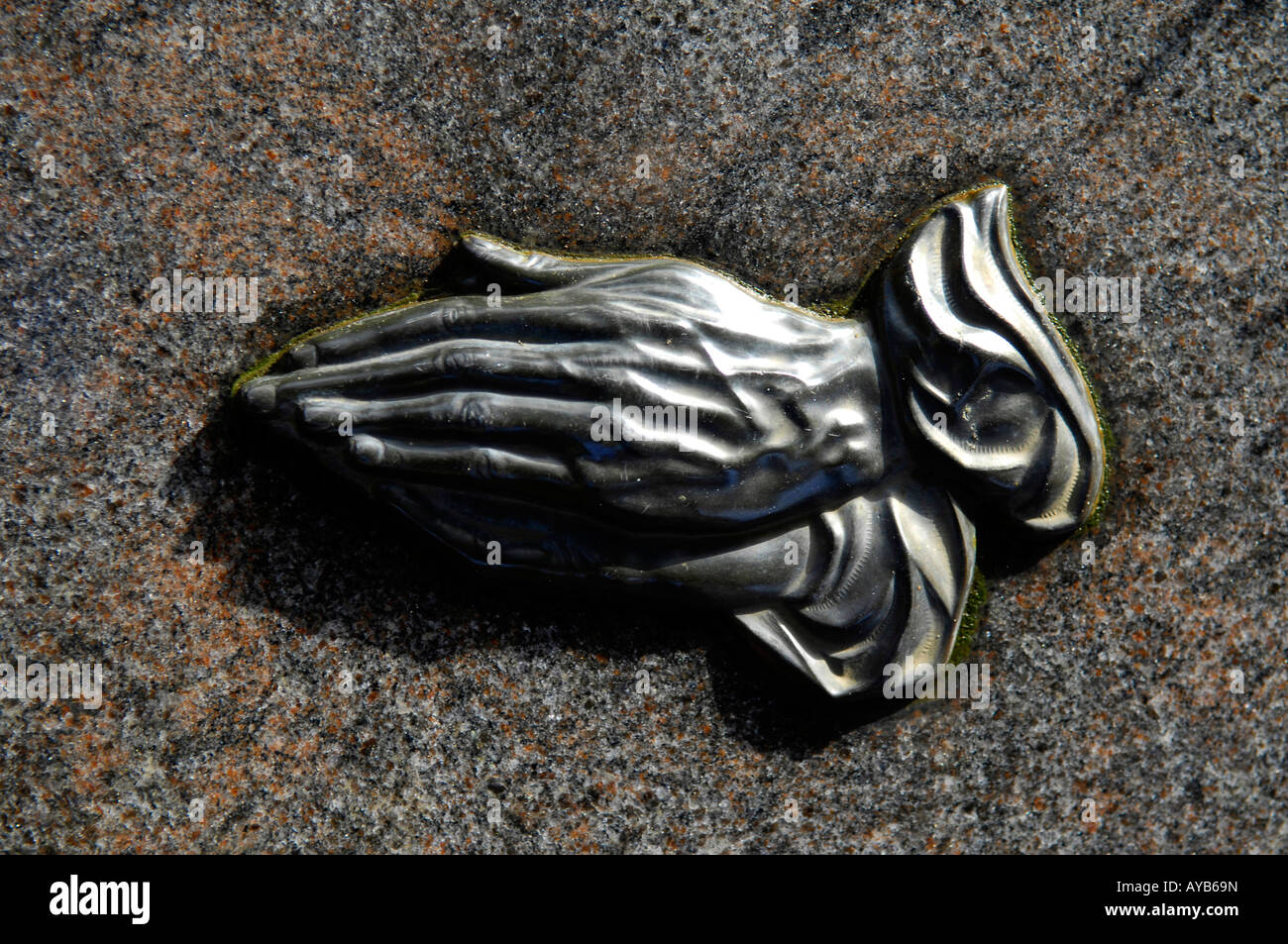 Mains jointes en prière christianisme religion pierre tombale pierre tombale du cimetière Banque D'Images