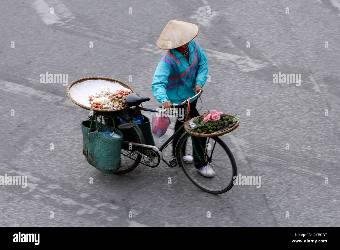 Femme portant non traditionnelles vietnamiennes La hat, vieux quartier, Hanoi, Vietnam Banque D'Images