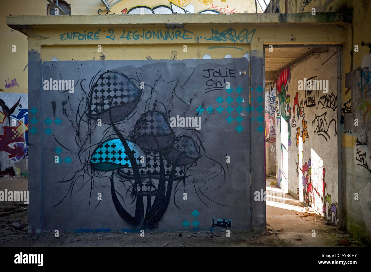 Le Graffiti représentant des champignons hallucinogènes dans une friche industrielle factory.graffitis représentant des champignons hallucinogènes Banque D'Images