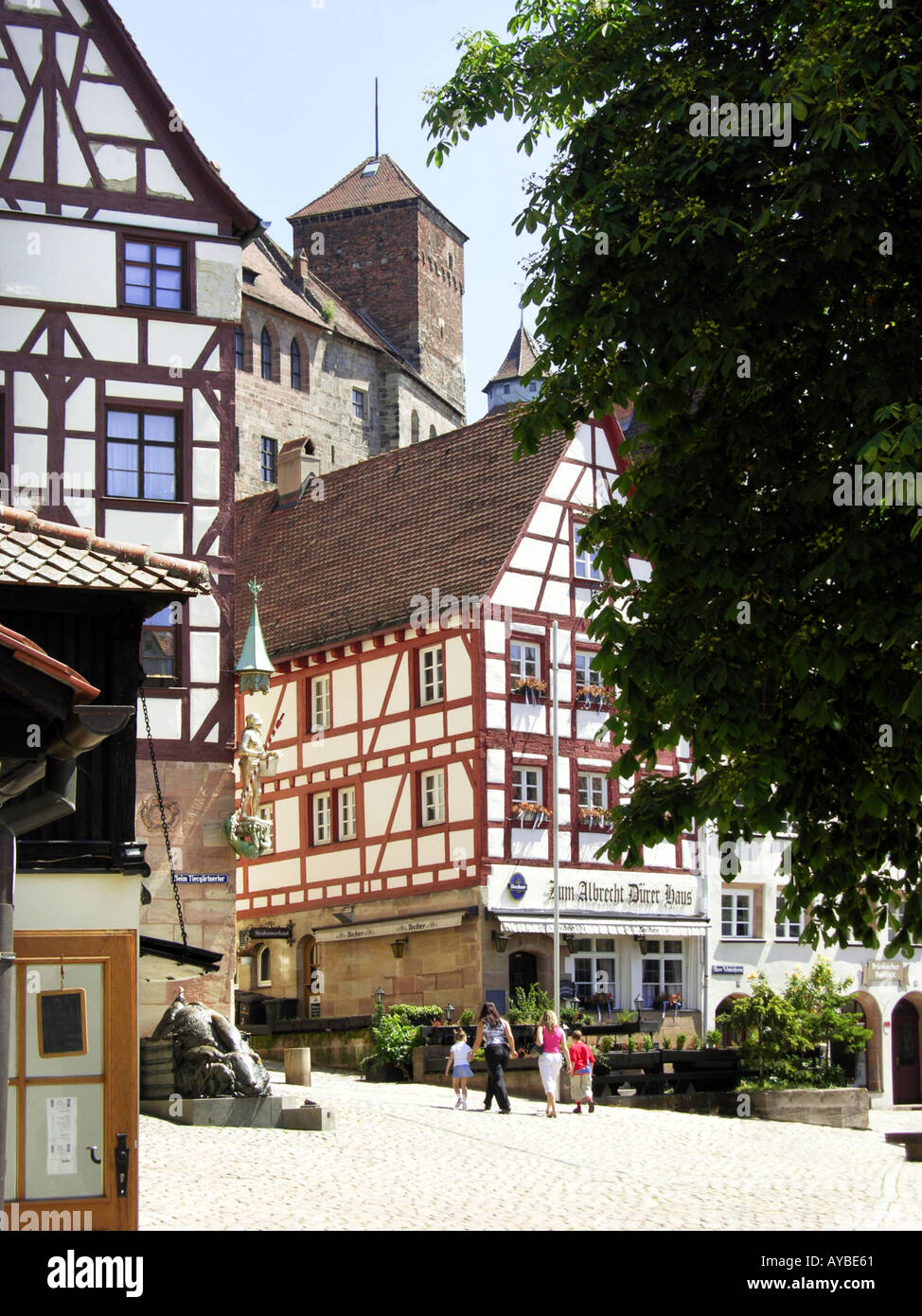 Maison de Pilate Pilatus Pilatushaus statue de St George and Dragon Tiergaertnertor TIERGÄRTNERTOR NUREMBERG SQUARE À Tiergartne Banque D'Images