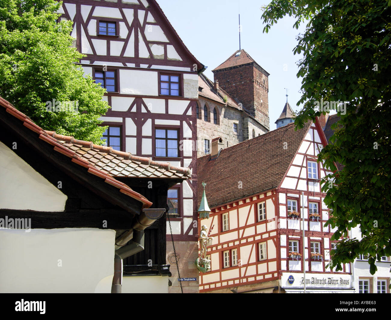 Maison de Pilate Pilatus Pilatushaus statue de St George and Dragon Tiergaertnertor TIERGÄRTNERTOR NUREMBERG SQUARE À Tiergartne Banque D'Images