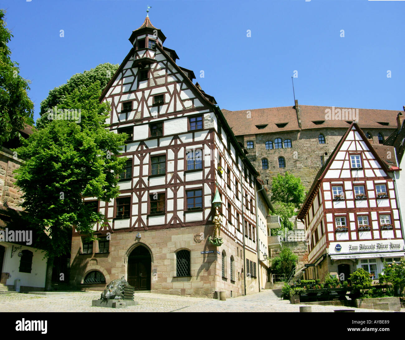 Maison de Pilate Pilatus Pilatushaus statue de St George and Dragon Tiergaertnertor TIERGÄRTNERTOR NUREMBERG SQUARE À Tiergartne Banque D'Images