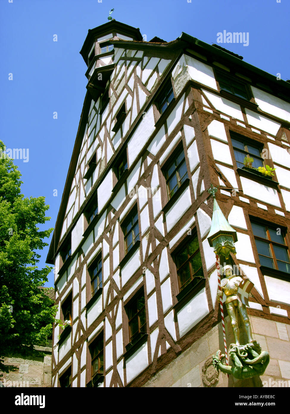 Maison de Pilate Pilatus Pilatushaus statue de St George and Dragon Tiergaertnertor TIERGÄRTNERTOR NUREMBERG SQUARE À Tiergartne Banque D'Images