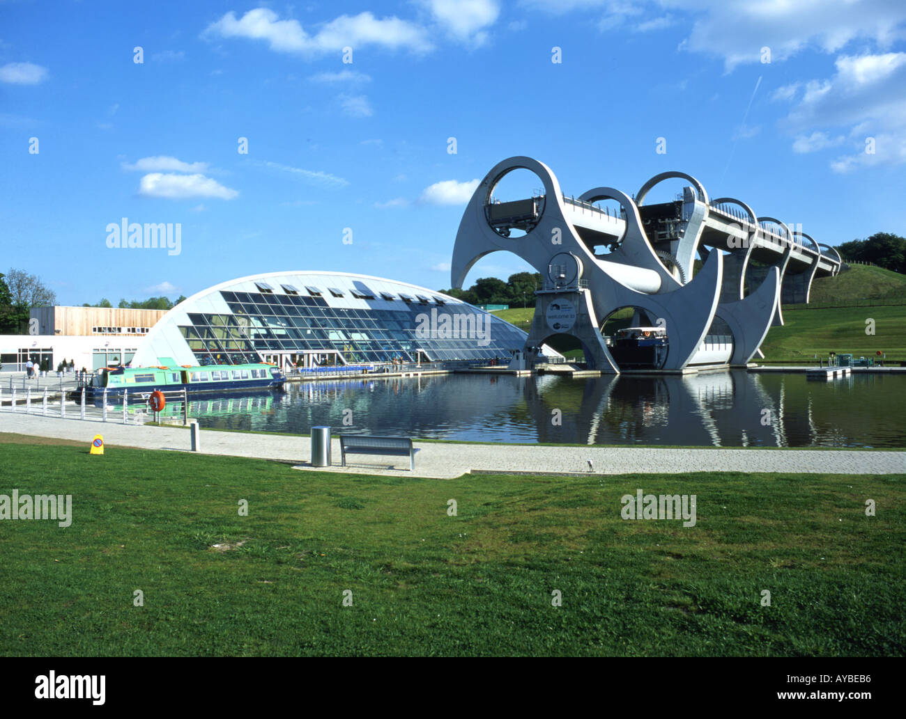 La roue de Falkirk en tournant avec des bateaux dans les bassins en rotation Banque D'Images