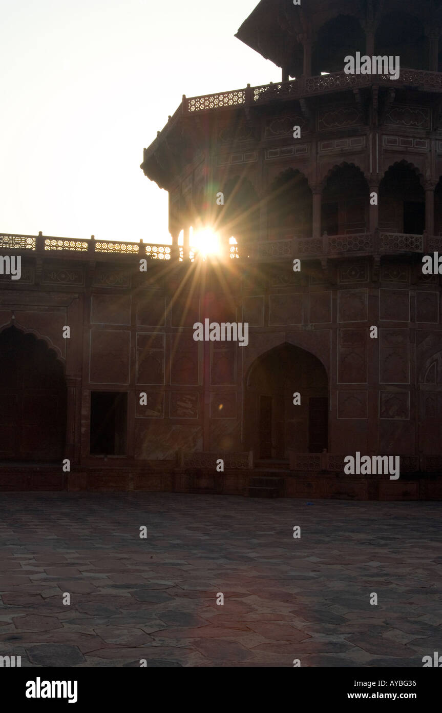 Soleil du matin sur les minarets et le sol en marbre entourant le Taj Mahal, Agra, Inde,. Banque D'Images