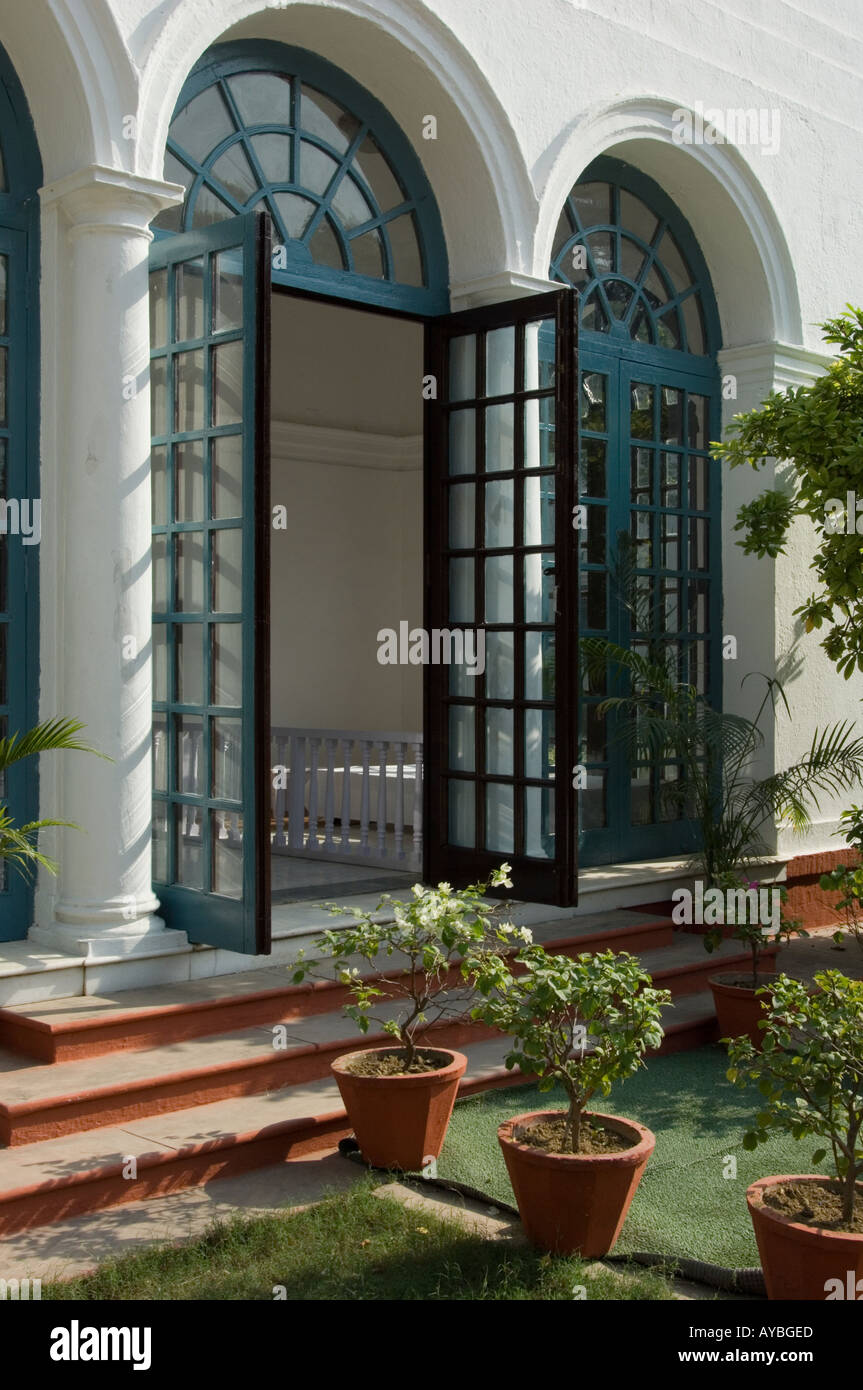 Portes-fenêtres de la chambre à coucher Chambre à Mahatma Ghandi, Birla final de la maison et le lieu de son assassinat. New Delhi, Indi Banque D'Images