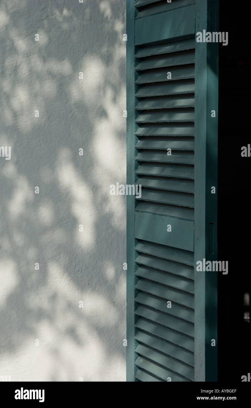 Volets en bois vert à l'Assemblée, Birla le Mahatma Gandhi accueil finale et l'emplacement de son assassinat. New Delhi, Inde. Banque D'Images