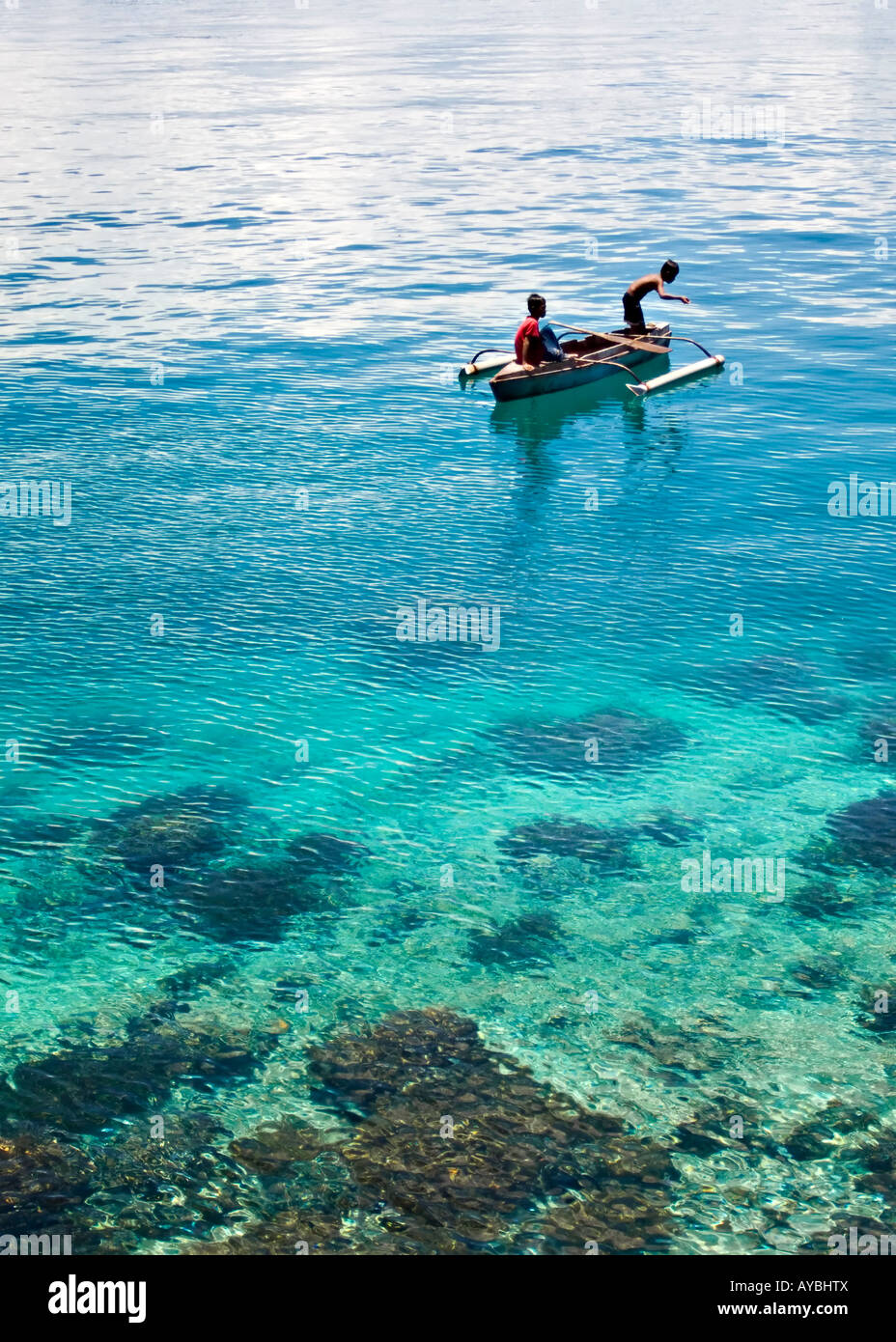 Deux garçons de Malaisie à partir d'un bateau de pêche près de Mabul island, Bornéo, Malaisie Banque D'Images