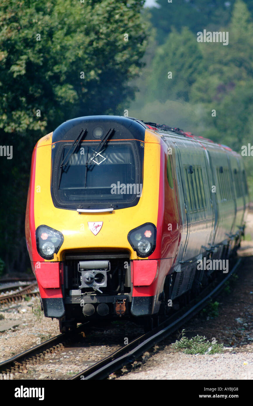Train Voyager vierge sur la campagne anglaise Banque D'Images