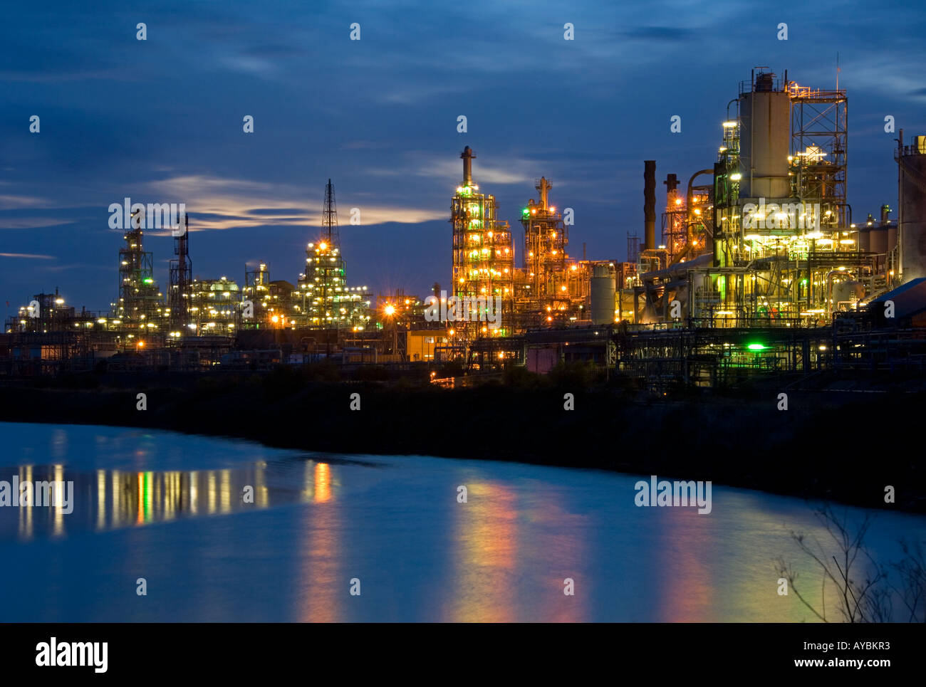 Marsh Barton Raffinerie de pétrole dans la nuit, près de Runcorn, Cheshire, England, UK Banque D'Images
