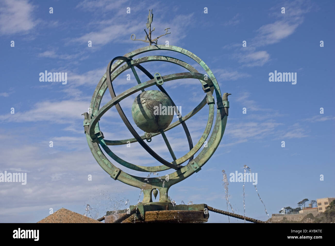 Bronze world globe et boussole Baiona Galice Espagne Banque D'Images