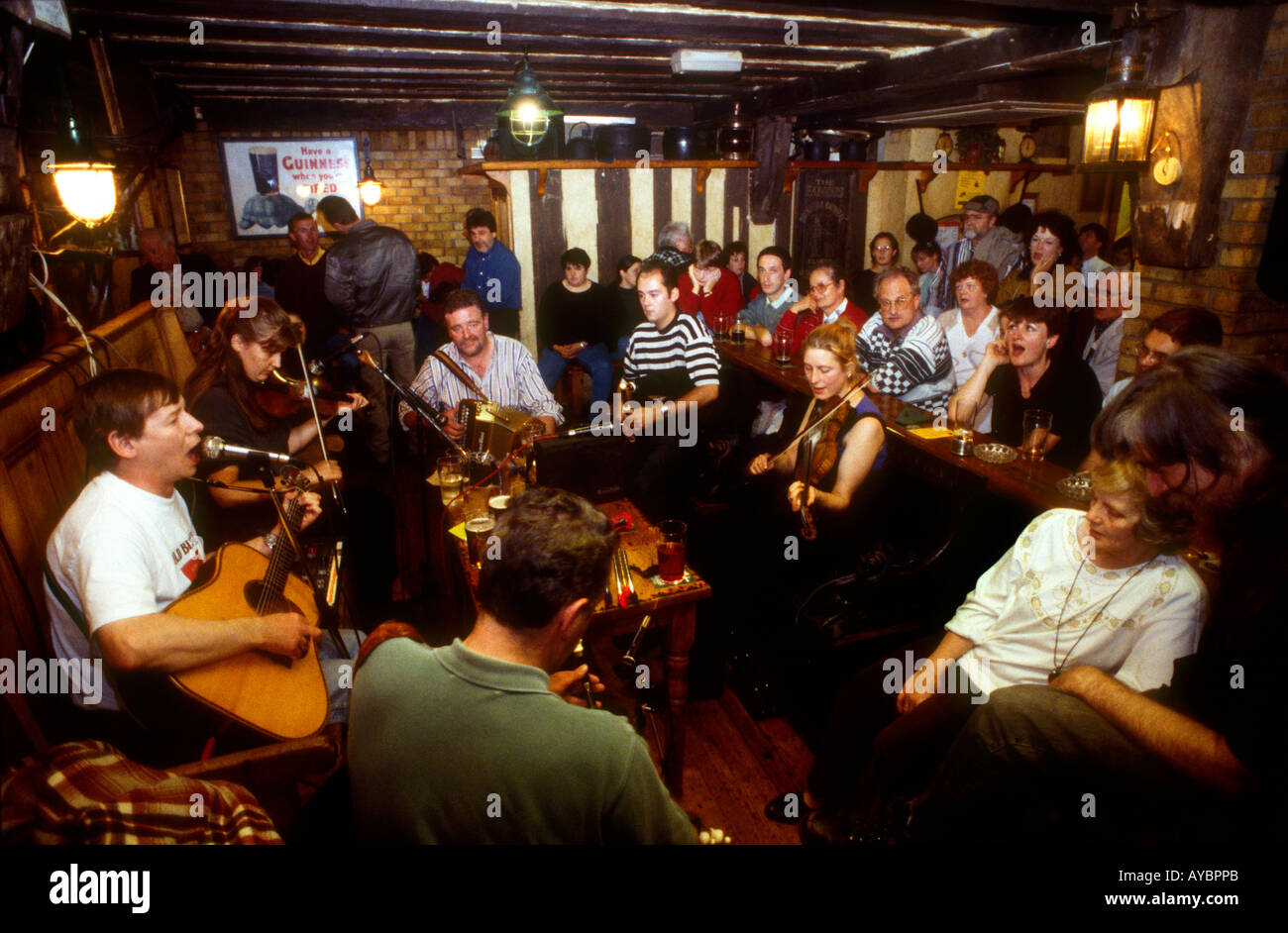 Pub irlandais avec des musiciens irlandais traditionnel entouré d'amateurs de pub de Temple Bar Dublin Ireland Banque D'Images