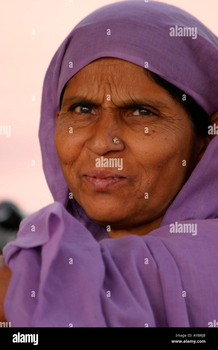 Femme musulmane à la mosquée Jami Mashid, Delhi, Inde Banque D'Images