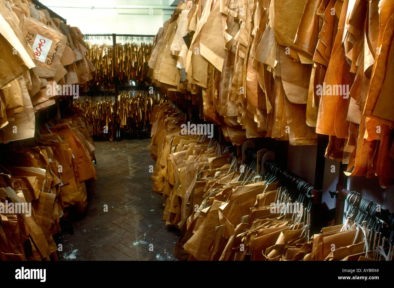 Des patrons en papier dans le sous-sol caves de puits de Mayfair Savile Row tailleurs fabricants de vêtements sur mesure exclusif là haut Banque D'Images