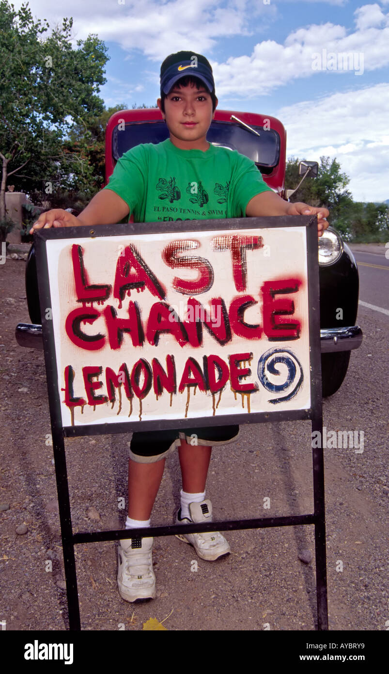 MR 677 un jeune vendeur entreprenant le mans Dernière Chance Lemonade stand à Hillsboro, Nouveau Mexique. Banque D'Images
