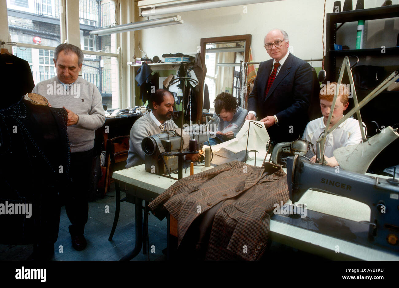 Savile Row Robert Bright maître tailleur vu ici avec son personnel à l'étage dans l'atelier de couture sur mesure de puits Mayfair Londres Banque D'Images