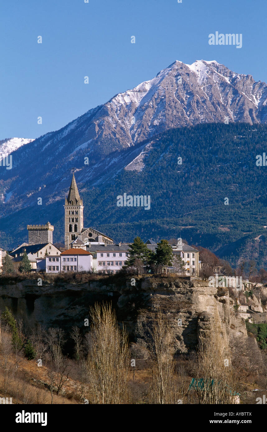 Village perché d'Embrun Hautes Alpes France Photo Stock - Alamy