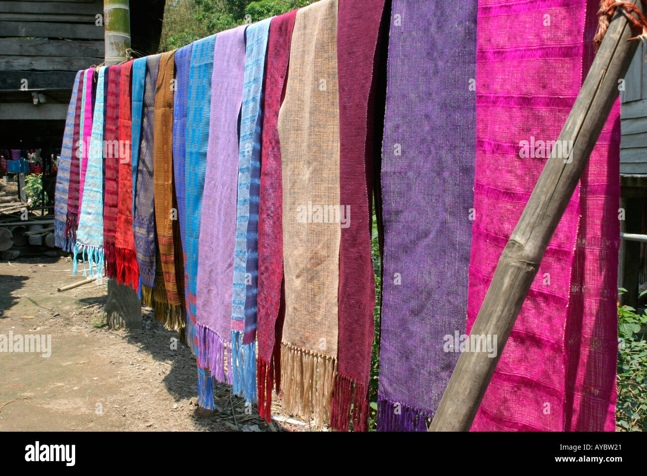 La soie thaïlandaise et de tissus de coton à vendre affichée dans Karen Village près de Chiang Mai, Thaïlande du Nord Banque D'Images