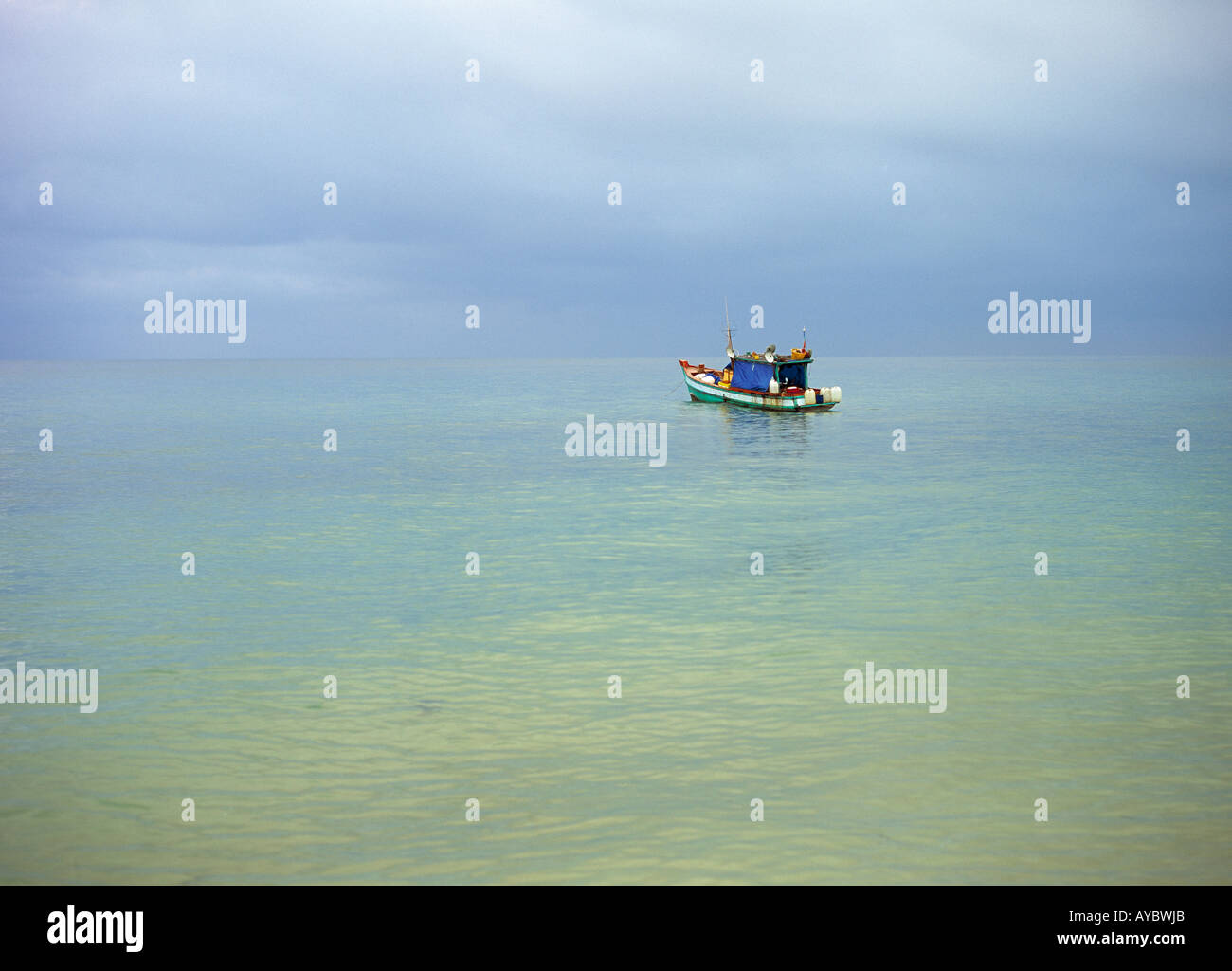 Un bateau de pêche sur un paisible matin en mer à la recherche sur le golfe de Thaïlande, la vue du Long Beach, île de Phu Quoc, le Viet Banque D'Images