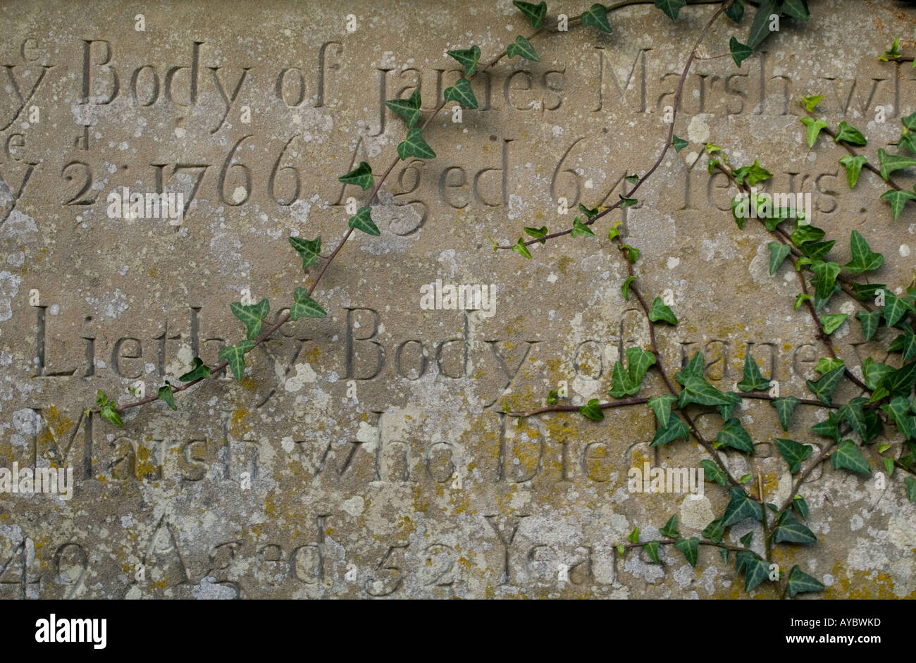 Octobre 2006 Pays de Galles Monmouthshire Tintern UK vue rapprochée d'une ancienne pierre tombale dans le cimetière de l'église de Saint Michael Banque D'Images