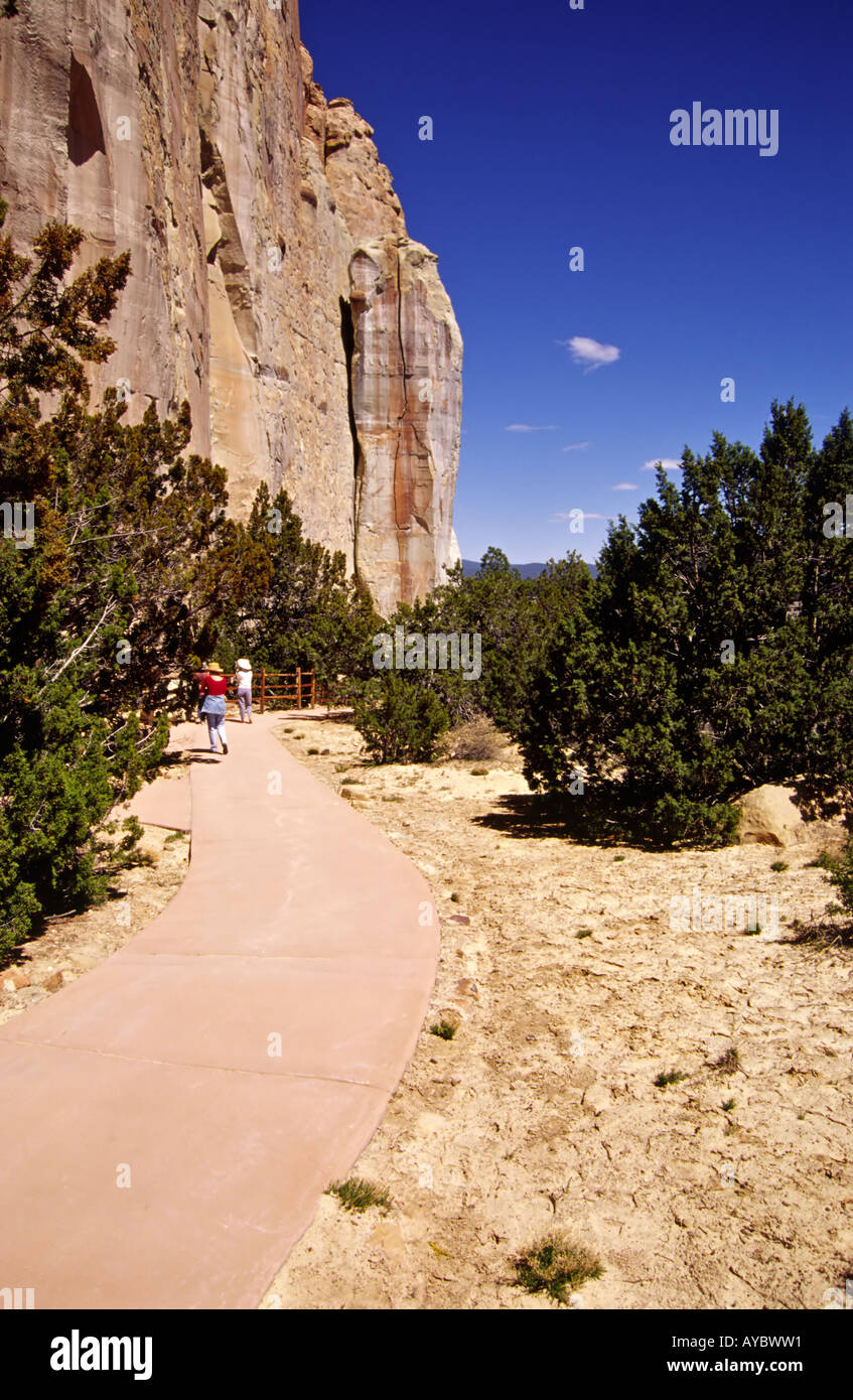 MR 720 Hannah et Cheryl Sullivan explorer Inscription Rock à El Morro National Monument, Nouveau Mexique. Banque D'Images