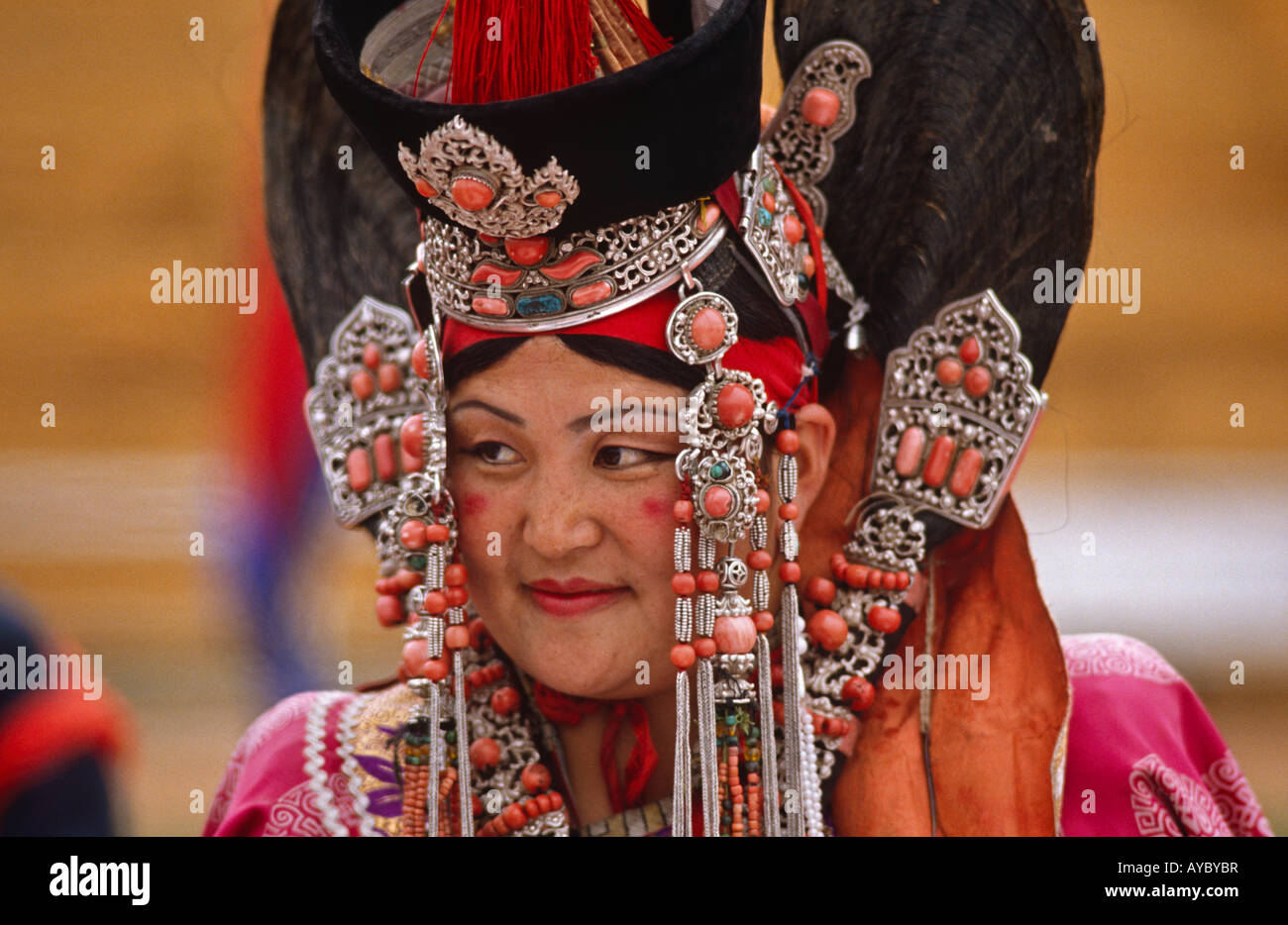 La Mongolie, Oulan Bator. Femme portant une coiffe et des bijoux  traditionnels à l'échelle pancanadienne Festival de Mongolie Photo Stock -  Alamy