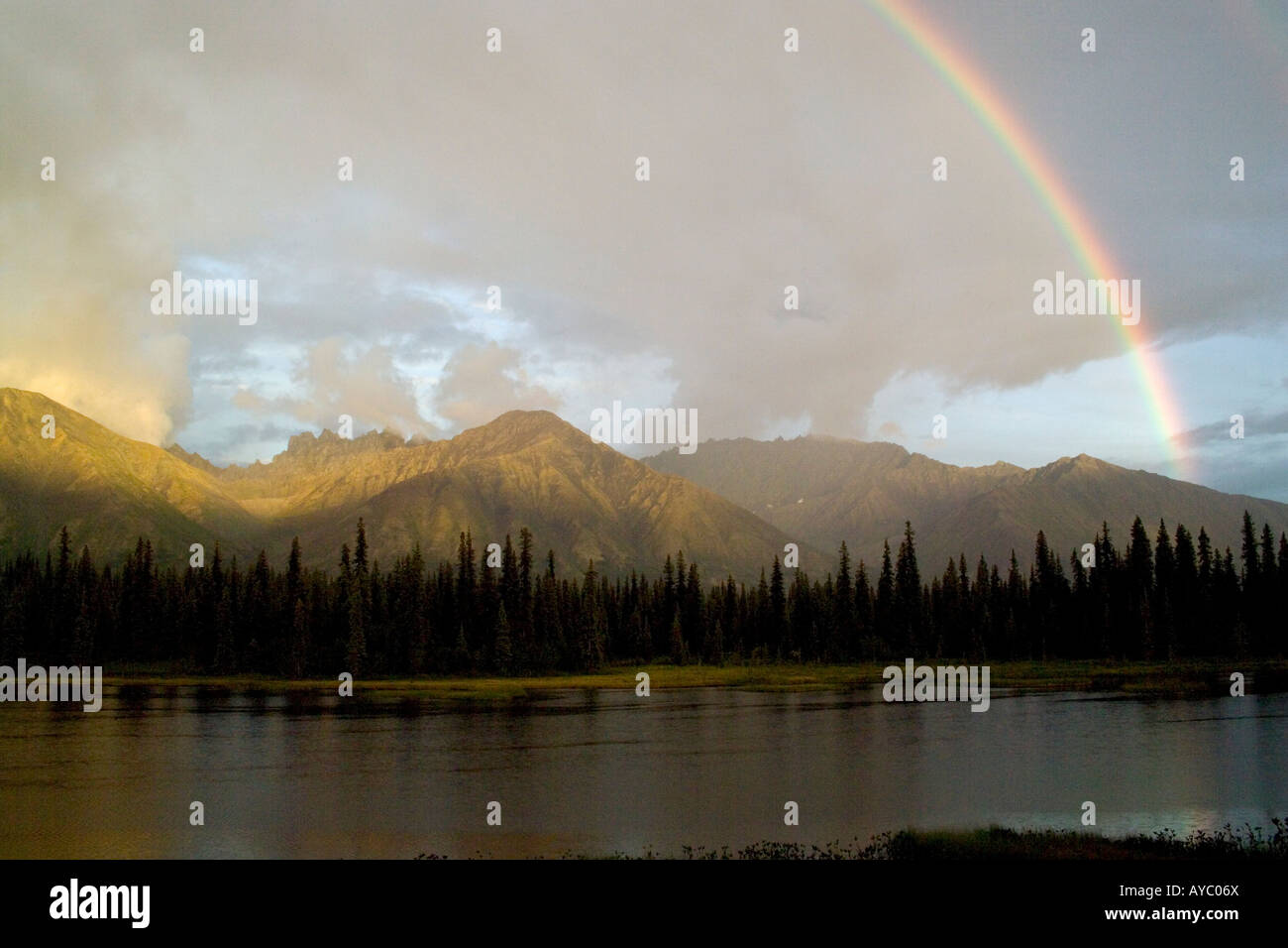 USA, Alaska. Un arc-en-ciel sur les montagnes sans nom dans la chaîne de l'Alaska. Partie de la Talkeetna Mountains, localement appelé le Craggies. Banque D'Images