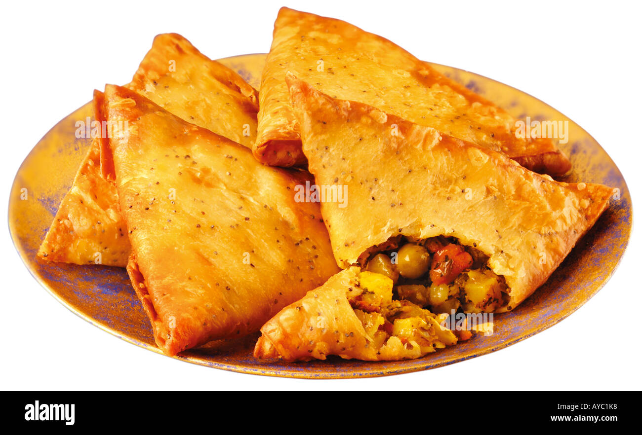 SAMOSAS DE LÉGUMES DÉCOUPÉS Banque D'Images