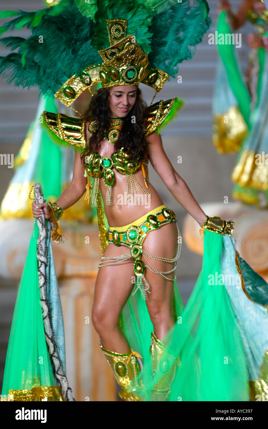 Coiffe carnaval de rio avec des plumes multicolores - Déguiz-fêtes