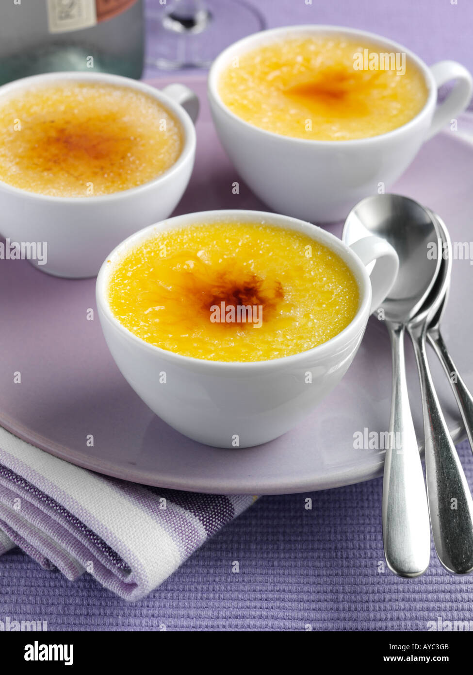 Passion fruit creme brulee dessert Banque de photographies et d’images